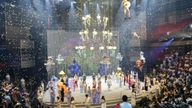 Dzieci w Ho Chi Minh City są zachwycone możliwością zwiedzania Dream Show z jego cyrkiem, pokazami lalkowymi i nowoczesną sztuką mapowania.