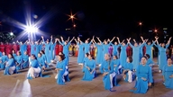 Over 500 kvinder fra Da Nang opførte folkedanse for at byde Kongressen velkommen.
