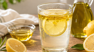 Was sagen Experten zu dem Trend, jeden Morgen Zitronenwasser mit Olivenöl zu trinken?