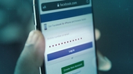 Hackerii au folosit Google pentru a fura 30.000 de conturi de Facebook.