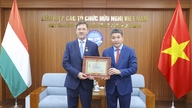 Pamětní medaile „Za mír a přátelství mezi národy“ byla udělena maďarskému velvyslanci ve Vietnamu.
