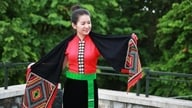 وشاح بيو والقصص المطرزة بخيوط ملونة.