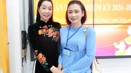 Las dos bellas amigas de la misma edad, ambas Artistas del Pueblo y Artistas de Mérito, ocupan los cargos de Presidenta y Vicepresidenta de la Asociación de Teatro de Ciudad Ho Chi Minh.