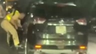 彼は飲酒運転の検査を逃れるため、交通警察官にまっすぐ突っ込み、警察官を約300メートル引きずった。
