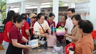 Ho Chi Minh-stad: Vrouwen in de wijk Hoa Hung bereiden zich met diverse praktische activiteiten voor op het congres.