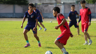 Hampir 100 pemain berkompetisi dalam Turnamen Sepak Bola Pekerja Muda Kota Ho Chi Minh.