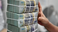 Door hun eigendomsbewijzen van grond als onderpand voor leningen aan bedrijven te verstrekken, hebben huishoudens dankzij één enkele clausule een schuldenlast van 10 miljard VND vermeden.