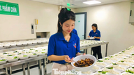 Las hogueras arden con fuerza mientras se preparan 400 comidas gratuitas para ayudar a los estudiantes de las regiones fronterizas que están realizando exámenes.