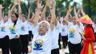 ฮานอย: ผู้คน 1,500 คนร่วมกันสาธิตการทำโยคะหมู่ในวันโยคะสากลปี 2026