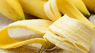 5 yksinkertaista tapaa käyttää banaaninkuoria kosteuttamaan kuivia ja vaurioituneita hiuksia kotona.
