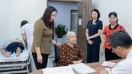 Il reparto Tay Mo offre visite mediche e farmaci gratuiti ai veterani di guerra e ai loro familiari.