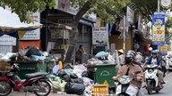 कारखाने ने कचरा स्वीकार करना बंद कर दिया, और दा लाट की सड़कों पर कचरा फैल गया।