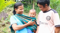 Wanita Xơ Đăng membawa impian literasi untuk seluruh keluarga dan kampungnya.