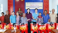 Distribuição de presentes e oferta de exames médicos gratuitos para pessoas desfavorecidas de minorias étnicas no bairro de Binh Phuoc.