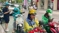 ホーチミン市の住民は、ガソリン車から電気自動車への移行ロードマップについて、どのような方法で意見を表明できますか？
