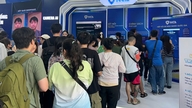 Lunghe code si formano all'interno del "Muro della sicurezza informatica" nel mezzo della via pedonale Nguyen Hue.