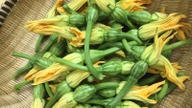 Die leuchtend gelben Blüten, gekocht mit Sấu-Früchten, ergeben eine erfrischende Suppe, die eine wahre „Vitaminquelle“ ist und inneren Sonnenschutz sowie eine Leberreinigung bietet.
