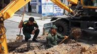 Quang Ngai: Penggalian parit untuk mencari mayat askar yang gugur bermula di sepanjang Jalan Truong Chinh.