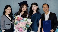 Moderator Quyền Linh präsentiert stolz seine schöne Tochter, während Anh Đức und seine zwölf Jahre jüngere Frau einen romantischen Moment genießen.