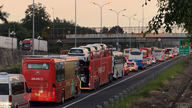 На кількох ділянках швидкісної автомагістралі Хошимін — Лонг Тхань — Дау Зяй утворилися затори; дорожня поліція вказала водіям їхати Національною автомагістраллю 1.