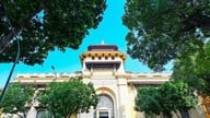 Dewan kuliah, asrama, taman permainan, taman bunga: