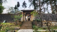 부옹 가문의 저택은 뚜옌꽝성(옛 하장성) 동반 카르스트 고원의 우뚝 솟은 바위산들 사이에 자리 잡은 고대 건축 걸작입니다.