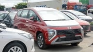 Levná auta dovážená z Indonésie zaplavují Vietnam, zatímco čínská auta zpomalují.