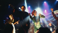 La rock band sta attirando l'attenzione per aver portato la lingua vietnamita e l'arte della calligrafia sulla scena internazionale.