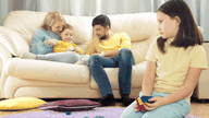 Cuantos más errores cometan los padres, más probabilidades tendrán sus hijas de volverse inseguras y carecer de una sensación de seguridad en la edad adulta.