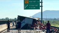Ciężarówka z owocami przewróciła się, blokując autostradę Vinh Hao - Phan Thiet.
