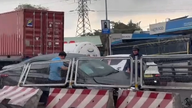 ホーチミン市で、乗用車がコンテナトラックと衝突した後、中央分離帯に突っ込んだ。