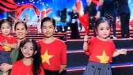 Khánh Thi ve Phan Hiển'un üç çocuğu ilk kez büyük bir sahnede birlikte performans sergiledi.