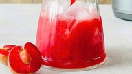 Suco de ameixa: uma bebida refrescante e rica em antioxidantes, perfeita para o verão.