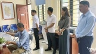 Memantau kerja-kerja penerimaan rakyat di komun Bach Thong dan Thanh Thinh.