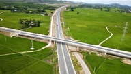 Op 13 trajecten van de Noord-Zuid-snelweg in het oosten wordt tolheffing ingevoerd: het hoogste tarief is 1.300 VND per kilometer.