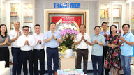El camarada Duong Anh Duc visita y felicita a las agencias de prensa.
