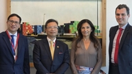 Den vietnamesiske ambassadør i Frankrig, Trinh Duc Hai, besøger og arbejder i Marseille.