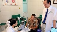 ນັກຂ່າວ ແລະ ນັກຂ່າວເກືອບ 100 ຄົນ ໄດ້ຮັບການກວດ ແລະ ດູແລສຸຂະພາບຕາໂດຍບໍ່ເສຍຄ່າ.