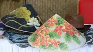 Se kunsthåndværkere i Hue forvandle vilde Terminalia catappa-blade til kunstværker.