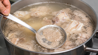 A espuma que se forma ao cozinhar ossos em fogo brando é um nutriente ou uma impureza?