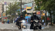 Dalla mattina alla sera ha piovuto, provocando gravi allagamenti su molte strade di Ho Chi Minh City.