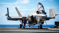 I caccia F-35C stanno "incendiando" la portaerei USS Gerald Ford.