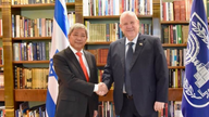 Velvyslanec Cao Tran Quoc Hai se loučí s prezidentem Státu Izrael Reuvenem Rivlinem.