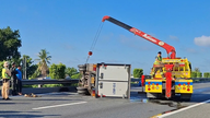 Lkw kippt nach Reifenplatzer auf der Autobahn um.