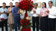 Da Nang-ledere besøger avisen Nguoi Lao Dong den 21. juni.