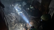 Hanoi: House catches fire in the early morning, firefighters promptly break down door to rescue two people trapped.
