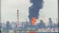 Sebuah kilang penapisan minyak utama di ibu negara Rusia telah diserang; Zelensky melahirkan keyakinan terhadap keupayaan jarak jauh Ukraine.