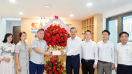 Da Nang şehrinin ileri gelenleri, SGGP Gazetesi'nin temsilcilik ofisini ziyaret ederek tebriklerini iletti.