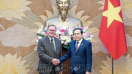 El presidente de la Asamblea Nacional, Tran Thanh Man, recibe al vicepresidente del Parlamento de la República Federal de Alemania.