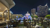 Opplev eksepsjonelle kulinariske og underholdningsmessige alternativer på Rex Hotel Saigon.